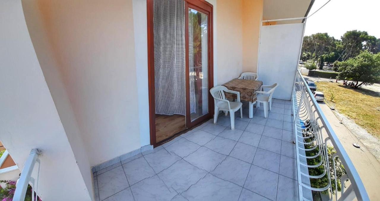 Apartmani Leon Biograd Na Moru Esterno foto