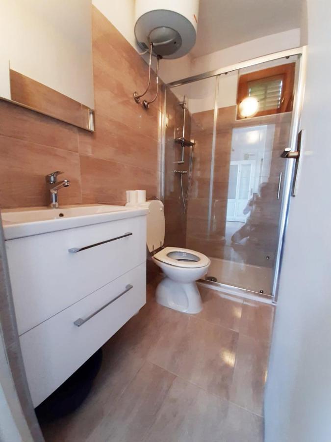 Apartmani Leon Biograd Na Moru Esterno foto