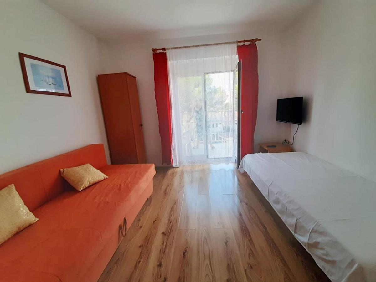 Apartmani Leon Biograd Na Moru Esterno foto