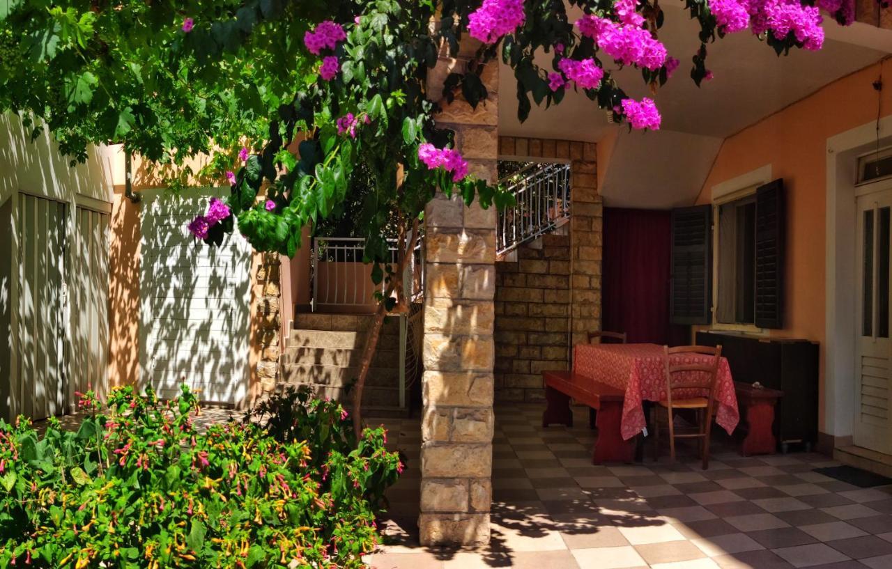 Apartmani Leon Biograd Na Moru Esterno foto