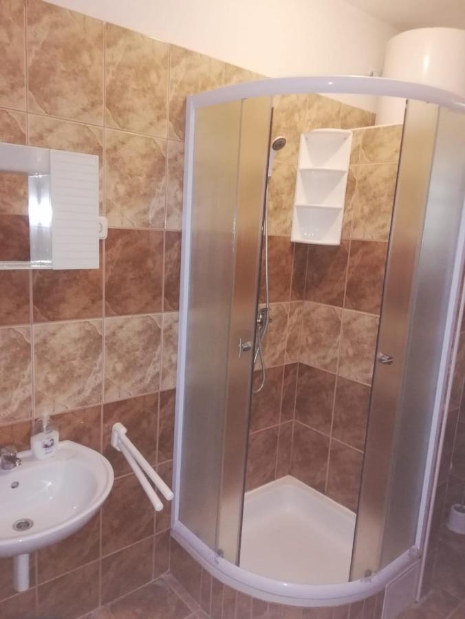 Apartmani Leon Biograd Na Moru Esterno foto